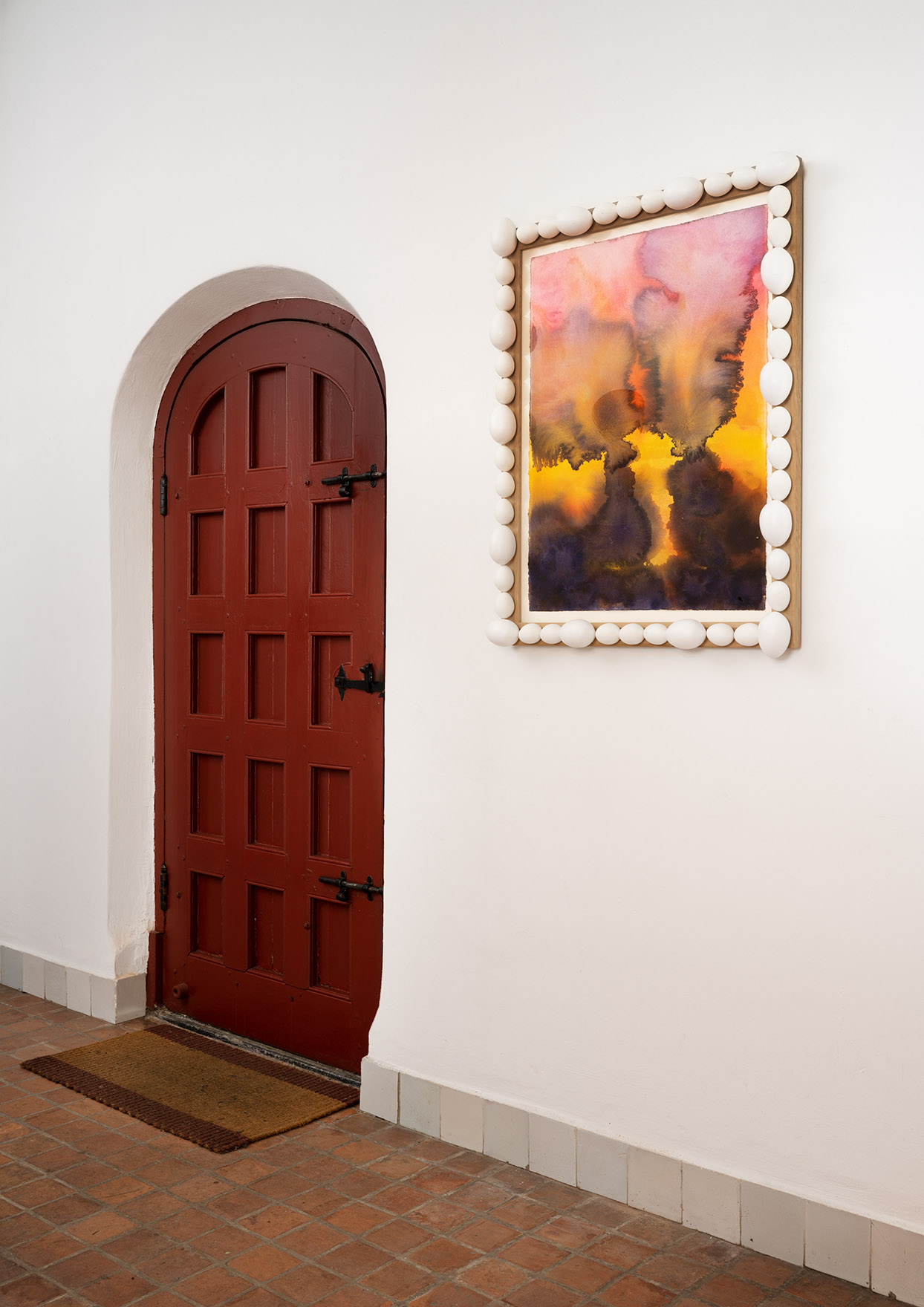 aquarel hangt aan de muur naast een deur
