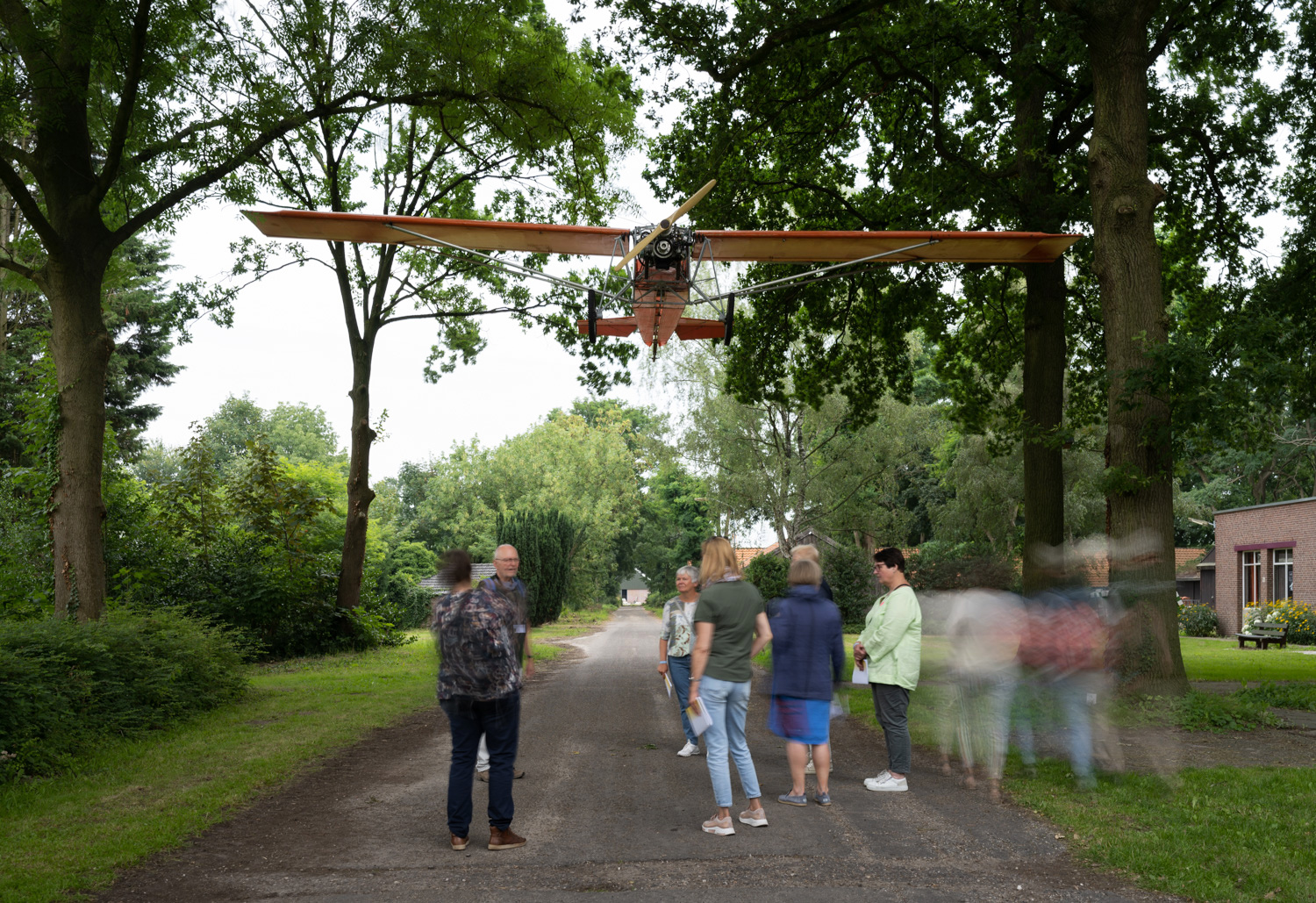 kunstwerk vliegtuig met mensen